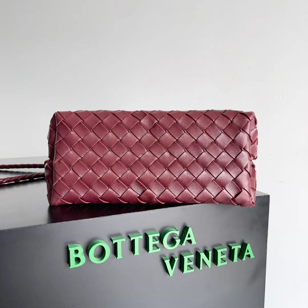 The 2023 new Andiamo batch of 1860 BV has been shipped‼ ️Really popular🔥The new Andiamo woven handbag launched by Bottega Veneta this season is really popular all over the world! ! Celebrities at home and abroad have worn it, and Oscar-winning actress Michelle Yeoh has taken it out on the street. Song Jia, Trai Yara, Yu Feihong, Sanji Ayaka, Rosie Hunting-Whiteley, Yoshioka Riho, etc. have all picked up this bag. It is classic and versatile, showing off its temperament, and the bag capacity is also large, which is very convenient for daily commuting! ! A variety of carrying methods, the shoulder straps can be adjusted by yourself, the original lambskin feels soft and delicate, and the neutral style is made to break gender boundaries and bring a more practical and longer-lasting use experience. Andiamo, which has both elegant and casual styles, perfectly interprets the true appearance of "fashionable old money style". Style number: 743568 Size: 25*22*10.5cm